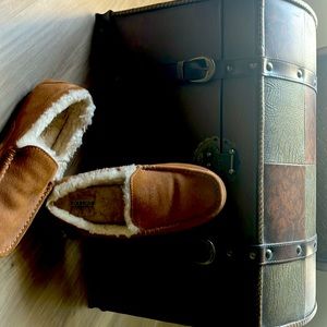 Men’s Size 10 Coffee Fireside Fleece Lined Slippers, slightly used.